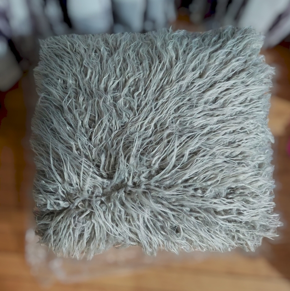 New Faux Fur Pillows Grey Faux Fur Pillows 19x19 Shaggy Throw Pillows Bouclair - Picture 5 of 10